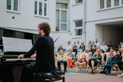 Kameralny koncert na podwórku warszawskiej kamienicy