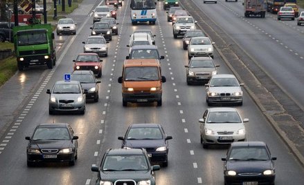 Import aut nie słabnie