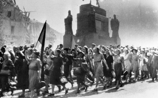 Tłum wiwatujący z okazji zakończenia II wojny światowej. Praga, 9 maja 1945 r.