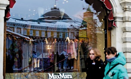 Przez terror i represje, ale też utrzymanie poziomu życia Rosjan na stosunkowo wysokim poziomie, Wła