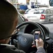 Za kierownicą po komórkę częściej sięgają mężczyźni
