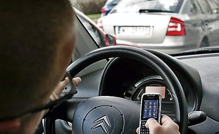 Za kierownicą po komórkę częściej sięgają mężczyźni