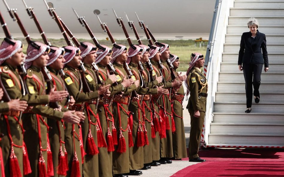 Premier Wielkiej Brytanii Theresa May po przybyciu do Ammanu w Jordanii 3 kwietnia 2017 roku.