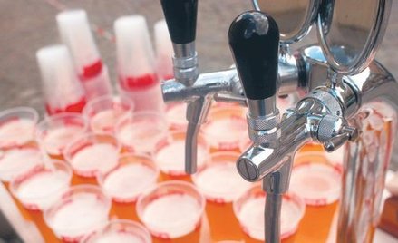 Niepełnoletni nie może ani sprzedawać, ani podawać alkoholu