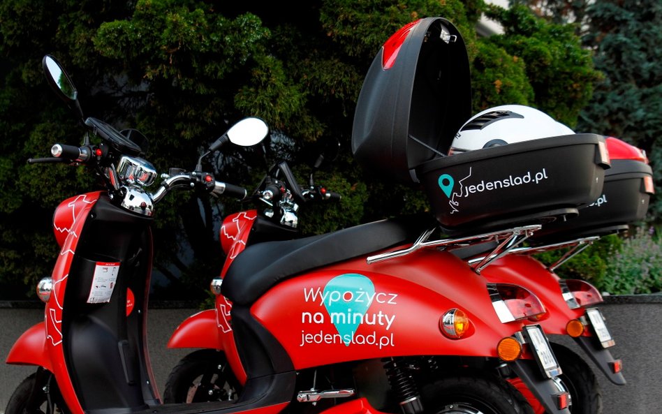 Ze skuterów na minutę korzysta coraz więcej użytkowników, w tym firm, np. Uber Eats.