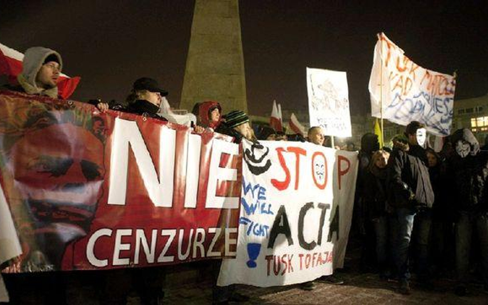 Internauci zamierzają protestować do czasu, aż rząd wycofa podpis pod umową. Na zdjęciu manifestacja