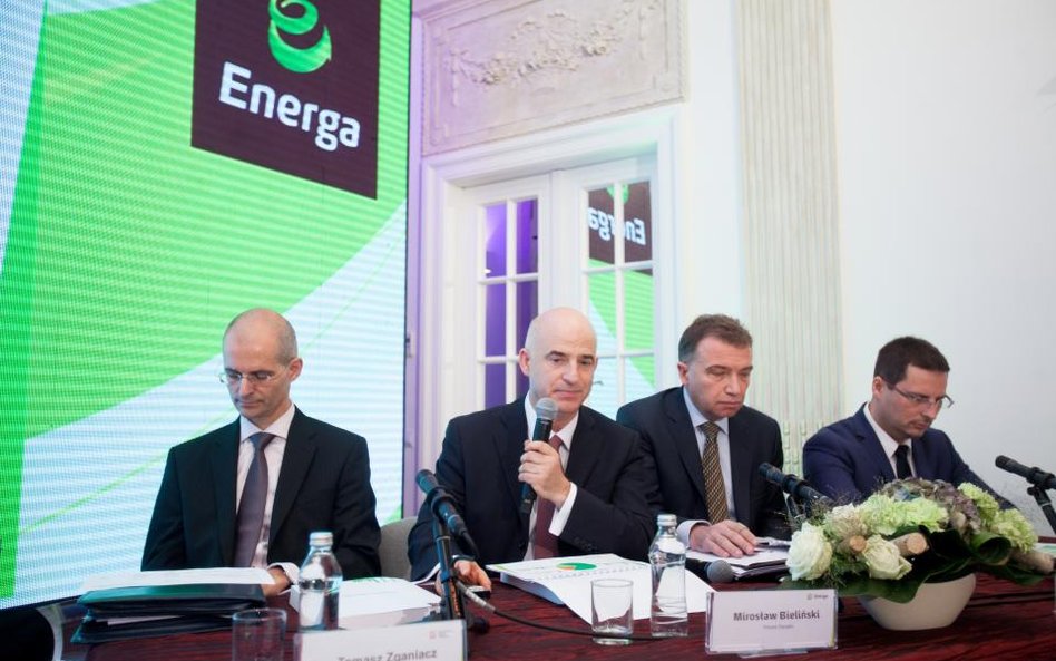 Konferencja prasowa w sprawie publikacji prospektu emisyjnego Energi. Z mikrofonem Mirosław Bielińsk