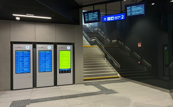 Obiekt jest wyposażony w elektroniczne tablice z rozkładami pociągów dalekobieżnych i podmiejskich