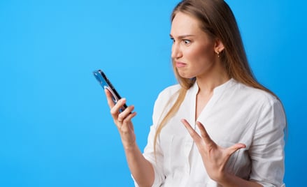 Koniec z pułapką jednego kliknięcia. Klienci popularnej sieci odzyskają 500 zł