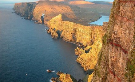 Widok z klifu Beinisv?r? wzdłuż zachodniego wybrzeża Su?uroy w kierunku północnym.
