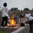Chińczycy odwiedzają groby swoich bliskich podczas Qingming