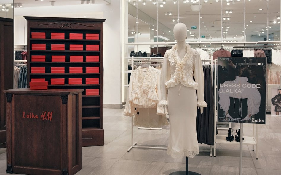W sklepach H&M pojawiły się strefy specjalne nawiązujące do filmu „Lalka”.
