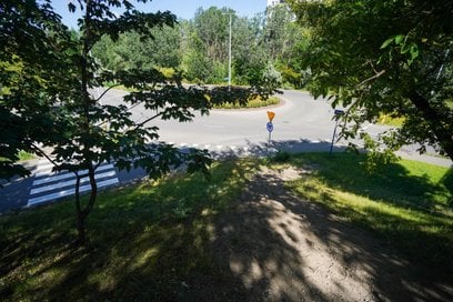 Nowe połączenie ma zastąpić nieformalny, wydeptany szlak na skarpie między ulicą Parysowską a wiaduk