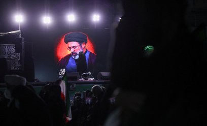 Zdjęcie nowego najwyższego przywódcy Iranu, Mojtaby Chameneiego, wyświetlane na ekranie w Teheranie