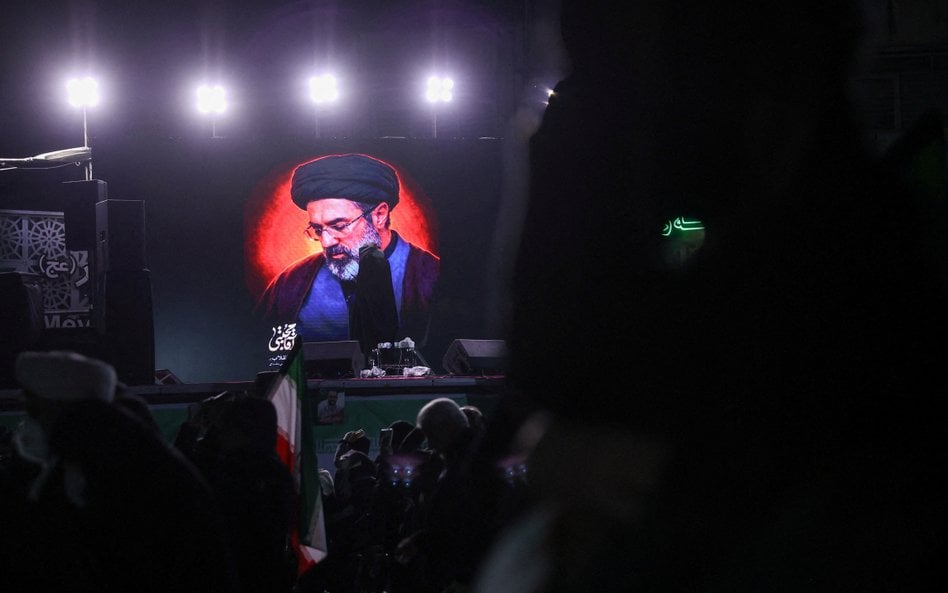 Zdjęcie nowego najwyższego przywódcy Iranu, Mojtaby Chameneiego, wyświetlane na ekranie w Teheranie