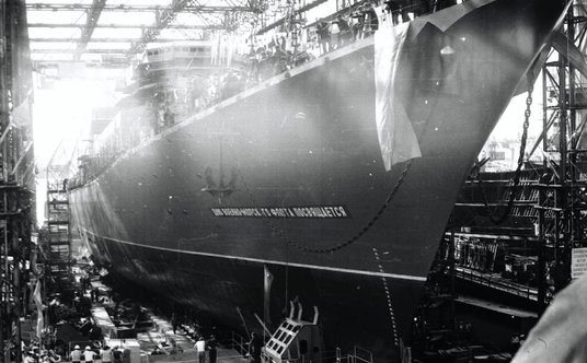 Dedykowany świętu Floty Wojennej – z takim transparentem na dziobie z pochylni nr 2 Stoczni im. 61 k