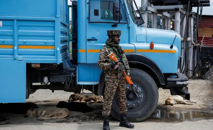 Funkcjonariusz sił bezpieczeństwa Indii po ataku na Pahalgam w południowym Kaszmirze