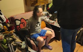 Mężczyzna nie był zaskoczony poranną wizytą i doskonale wiedział, z czym wiąże się obecność funkcjon