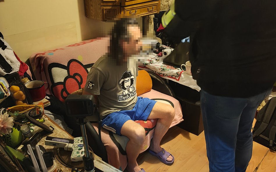 Mężczyzna nie był zaskoczony poranną wizytą i doskonale wiedział, z czym wiąże się obecność funkcjon