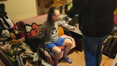 Mężczyzna nie był zaskoczony poranną wizytą i doskonale wiedział, z czym wiąże się obecność funkcjon