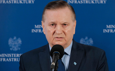 Krzysztof Woś podczas konferencji prasowej w siedzibie resortu infrastruktury w Warszawie