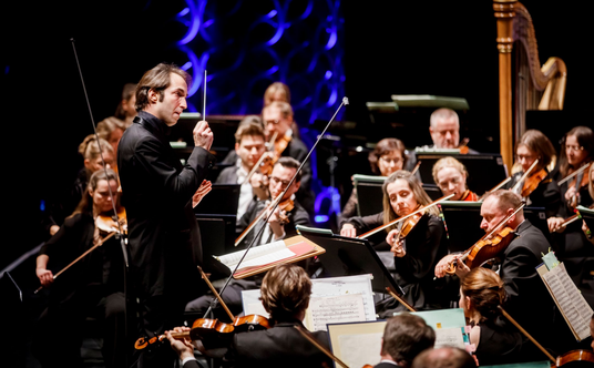 Yoel Gamzou dyryguje orkiestrą Opery Narodowej