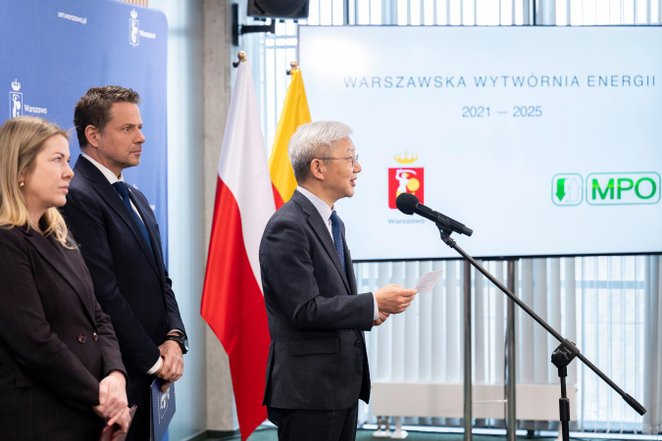W oficjalnym otwarciu zakładu obok prezydenta Rafała Trzaskowskiego oraz urzedników ministerialnych 