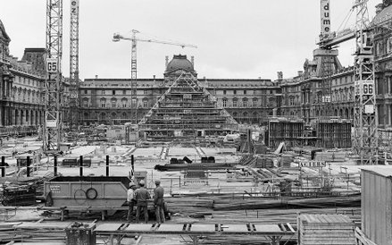 Budowa piramidy Luwru w 1987 roku