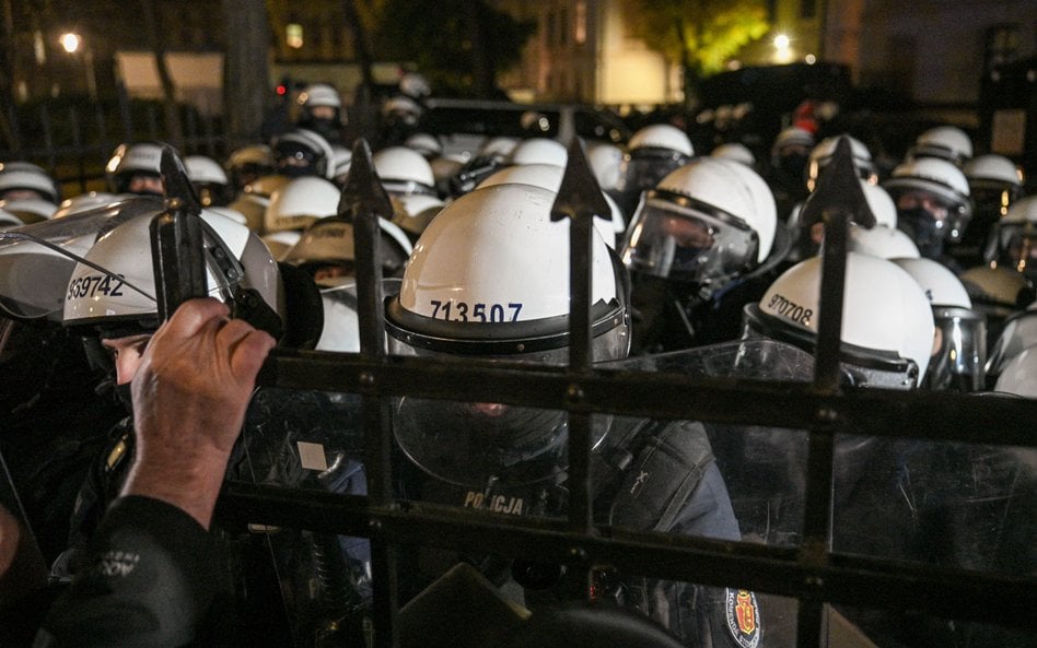 Policja przed siedzibą Trybunału Konstytucyjnego