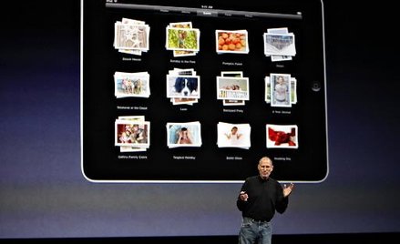 Steve Jobs, założyciel firmy Apple przedstawia swoje nowe dziecko - iPada