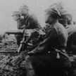 Warszawa 1920 r. Żołnierze z polskim karabinem maszynowym na polu bitwy pod Radzyminem. Fot. PAP/Arc