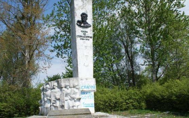 Pomnik gen. Czerniachowskiego w Pieniężnie