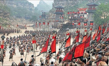 Wielkie sceny batalistyczne są główną atrakcją filmu Johna Woo „Trzy królestwa”. Monumentalizm widać