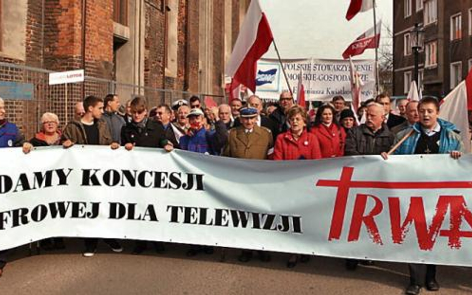 Manifestacje w obronie TV Trwam gromadzą nawet po kilkadziesiąt tysięcy osób