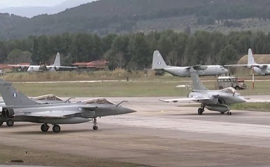 Najnowsze myśliwce wielozadaniowe greckiego lotnictwa po przylocie do Tanagry.