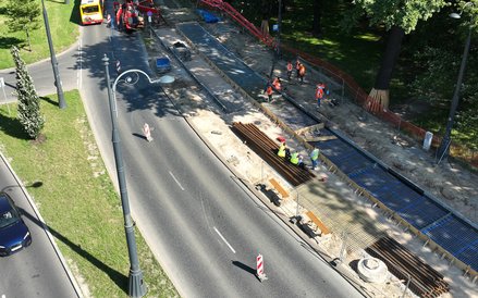 Roboticy ukłądają nowe podtorze na przystanku przy Ogrodzie Saskim