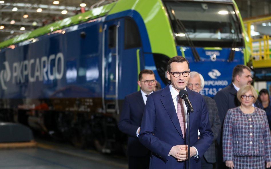 Premier Mateusz Morawiecki podczas wizyty w zakładach Newag S.A. w Nowym Sączu 18 maja 2023 r.