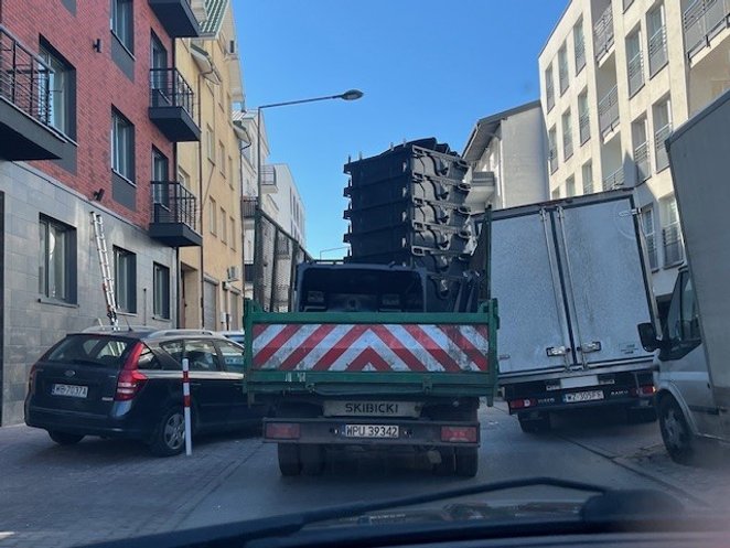Nowe pojemniki w pierwszym rzucie zostały dostarczone od odbiorców indywidualnych, obecnie rozwożone