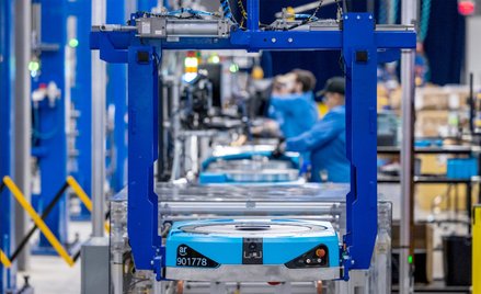 Robot do transportu paczek w jednym z magazynów Amazona. Koncern ma już w Polsce 15 tys. robotów, na
