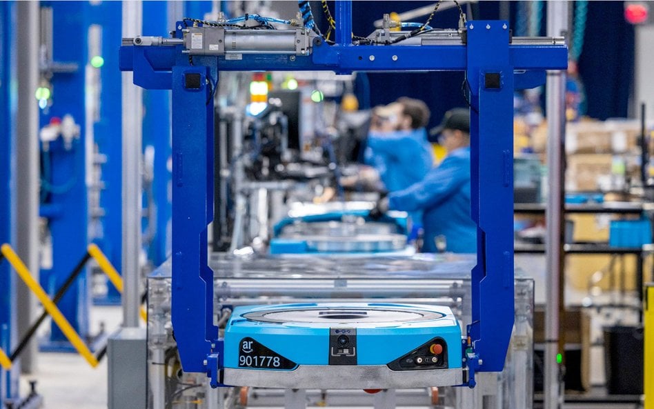 Robot do transportu paczek w jednym z magazynów Amazona. Koncern ma już w Polsce 15 tys. robotów, na