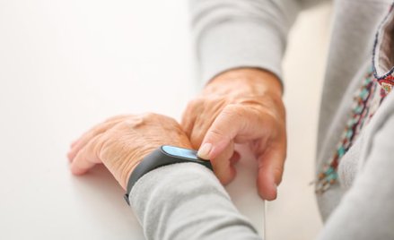 Opaska pomoże walczyć z epidemią