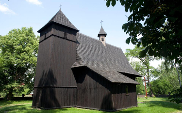 XVI-wieczny kościół parafialny pw. Śwętej Trójcy w Grebieniu (woj. łódzkie)