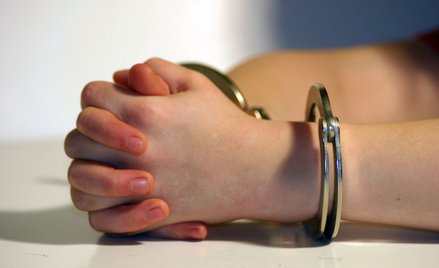 Policjant zakuł w kajdanki 6-latkę i 8-latka. Został zawieszony