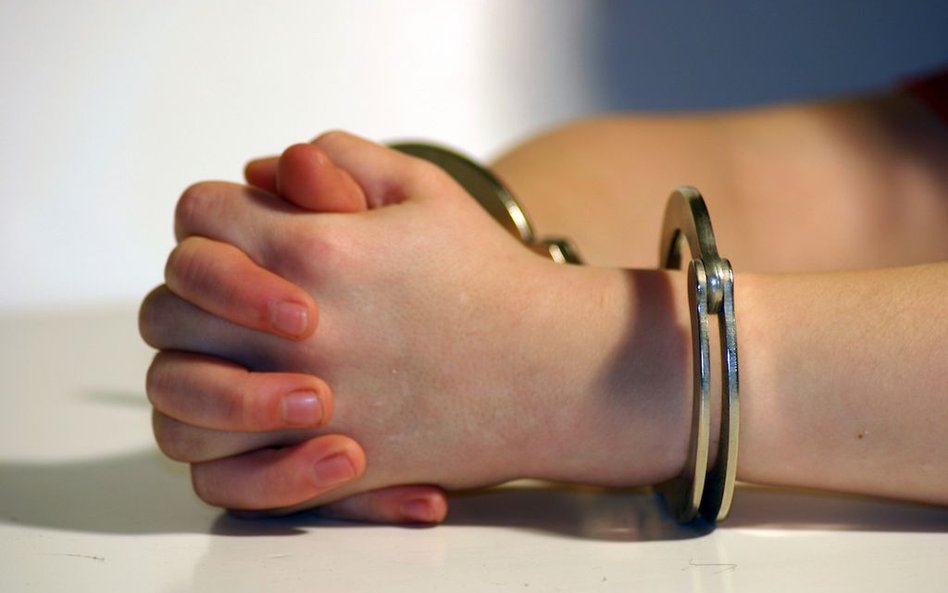 Policjant zakuł w kajdanki 6-latkę i 8-latka. Został zawieszony