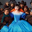 Lily Collins jako Śnieżka wraz z siedmioma krasnoludkami, tak jak ich widzi Tarsem Singh w swojej „K