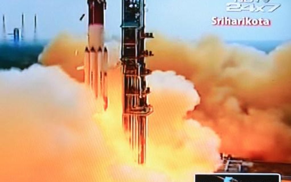 Kadr z transmisji telewizyjnej pokazujący start rakiety PSLV
