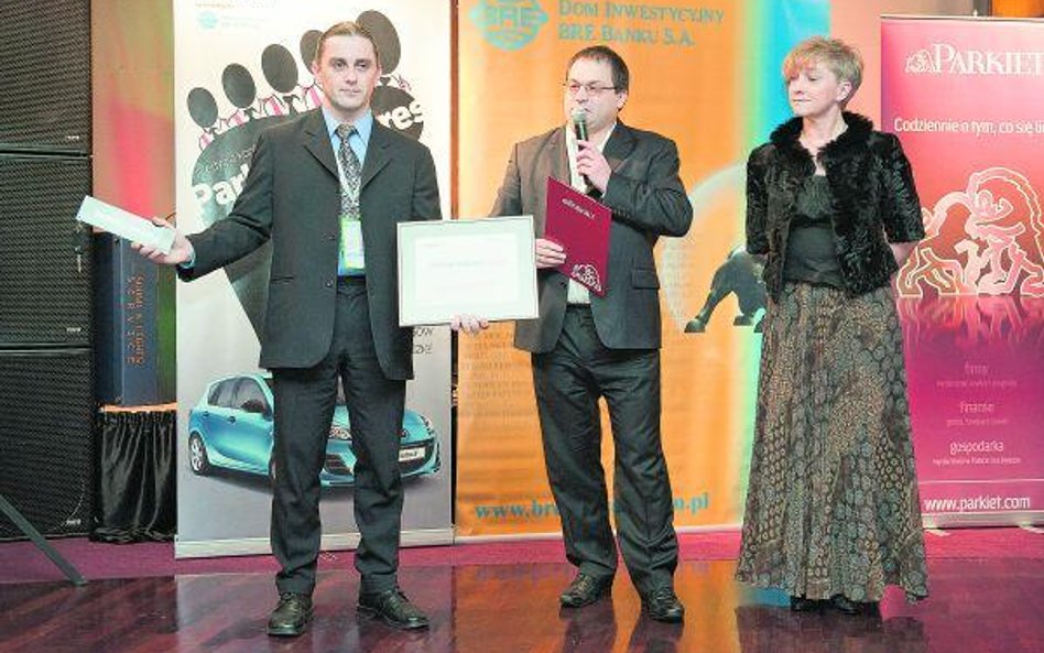 Mirosław Tkaczyk, zwycięzca konkursu Parkiet Futures, Artur Sierant, wiceprezes Presspubliki, wydawc