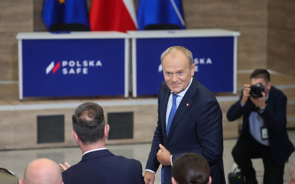 Premier Donald Tusk podczas podpisania pierwszych umów w ramach SAFE, 28 bm. w siedzibie Dowództwa K
