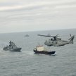 Okręty HMS St Albans i HMS Somerset oraz śmigłowiec Merlin z 814. Morskiego Dywizjonu Lotniczego Kró