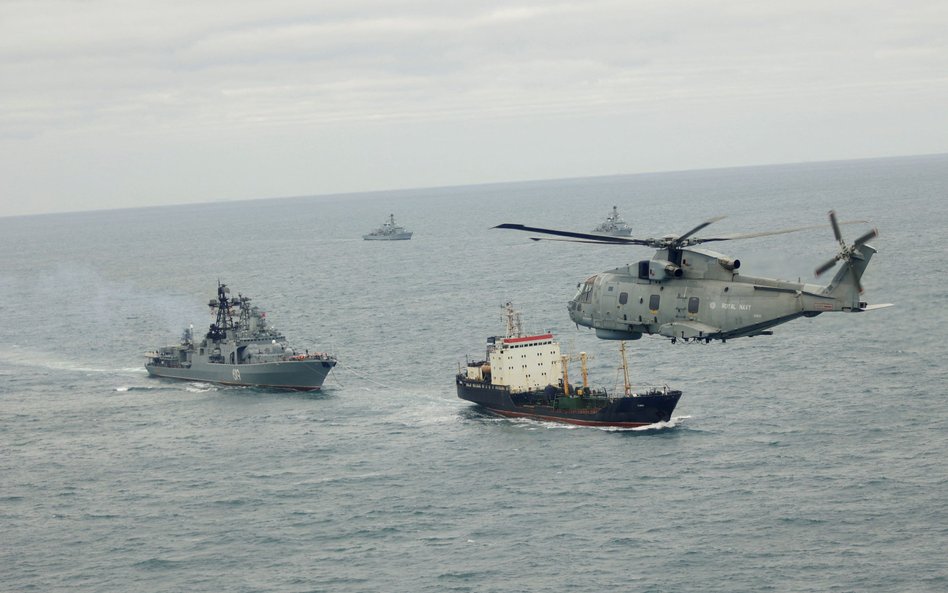 Okręty HMS St Albans i HMS Somerset oraz śmigłowiec Merlin z 814. Morskiego Dywizjonu Lotniczego Kró